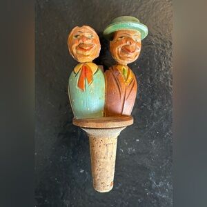 VINTAGE HAND-CARVED HAND-PAINTED KISSING COUPLE WINE BOTTLE CORK STOPPER